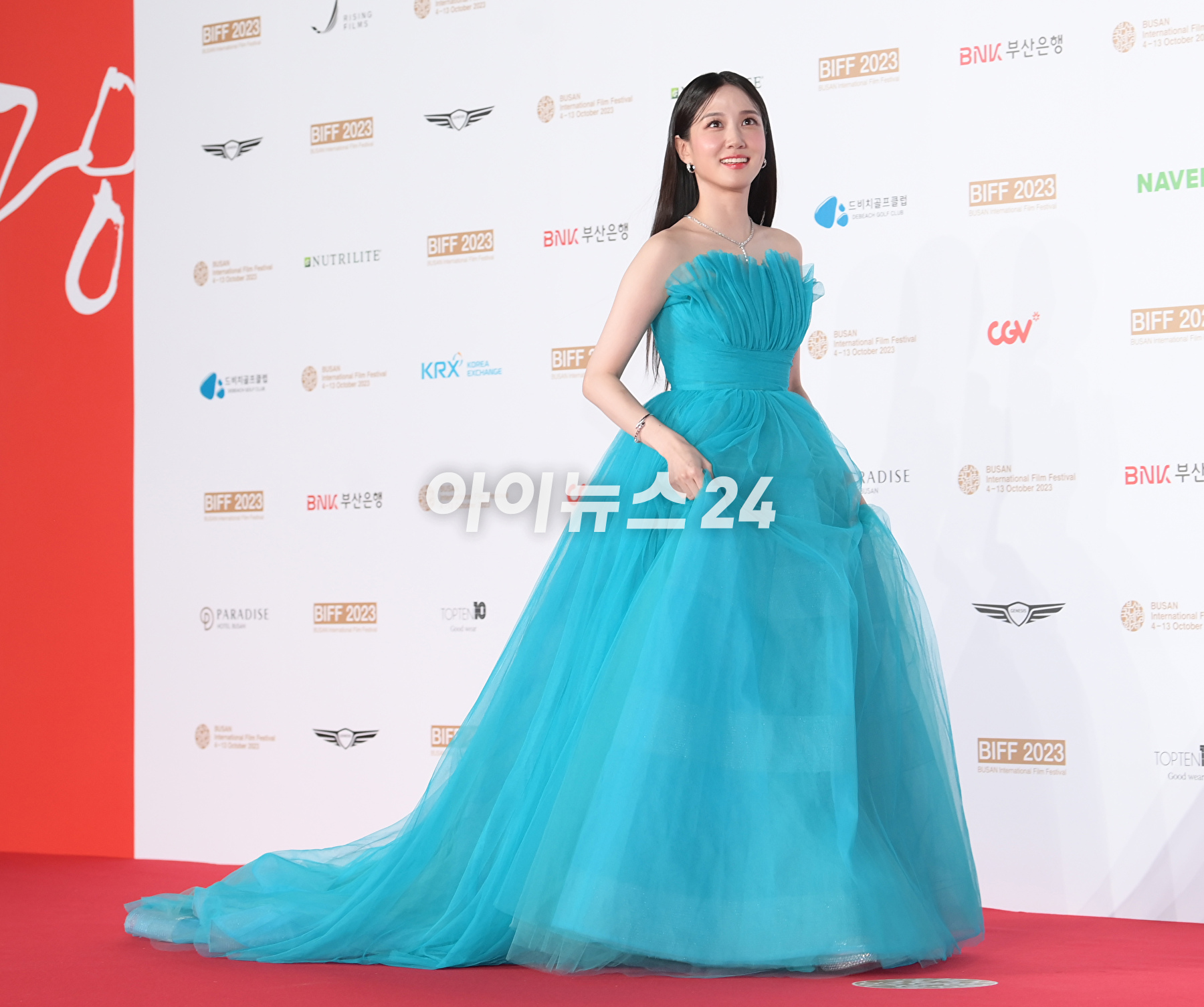 배우 박은빈이 4일 오후 부산 영화의전당에서 진행된 제28회 부산국제영화제(BIFF) 개막식에 참석해 레드카펫을 밟고 있다. [사진=정소희 기자]