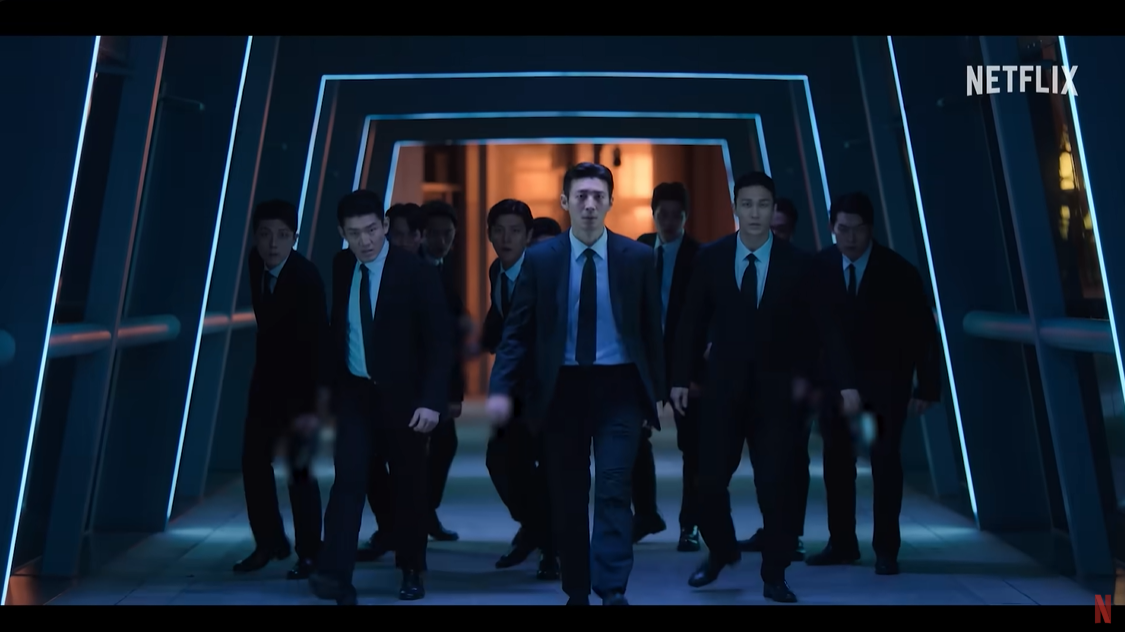 조직폭력배들이 우르르 몰려 가고 있다.