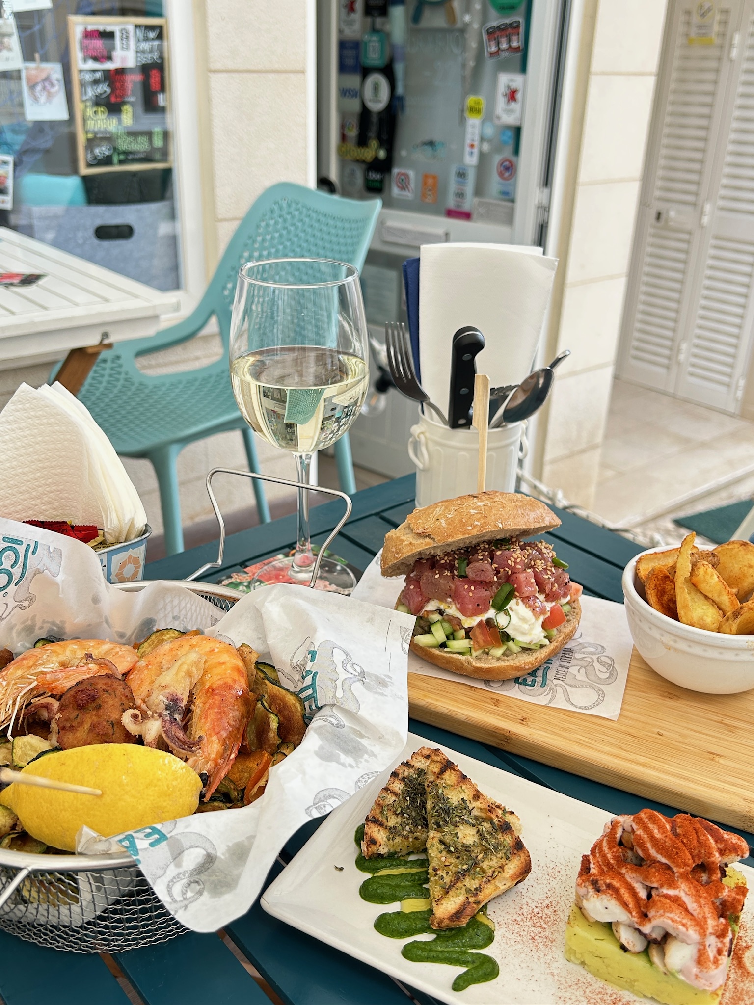 샌드위치와 와인이있는 테라스 사진