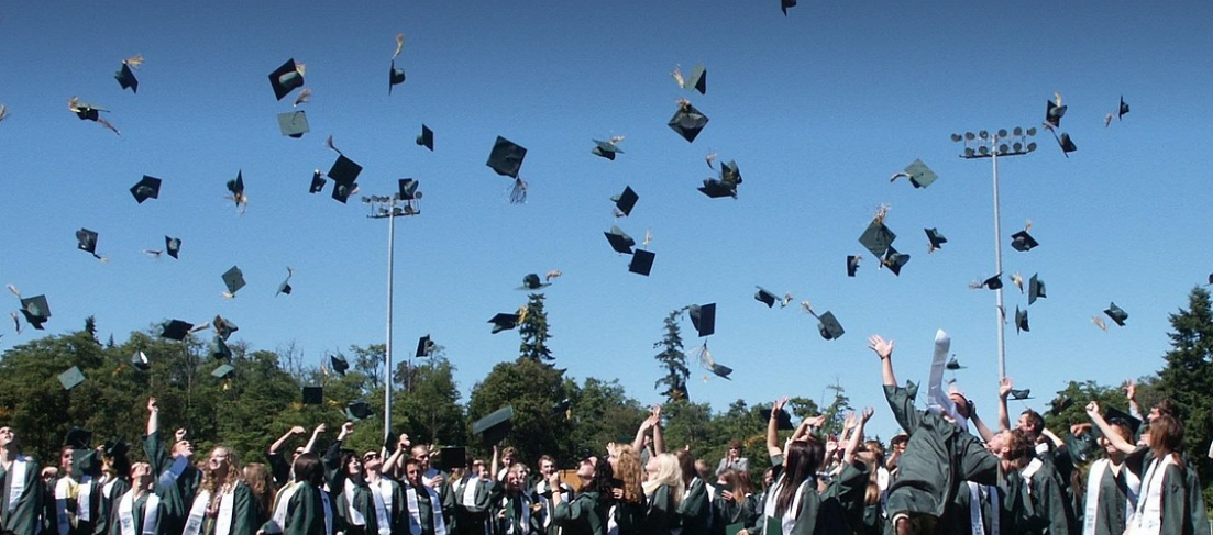 미국고등학교 학군 고등학교 졸업식날 학사모를 던지고 있는 장면