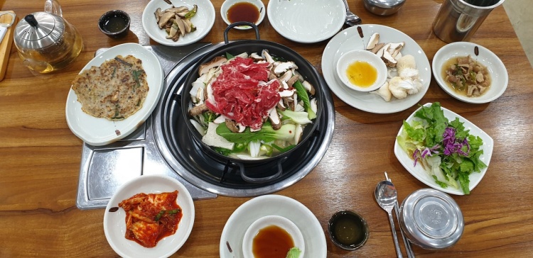 뜨끈한 국물이 생각날 때! 산더미 표고버섯 전골, 표고칼국수, 표고오채밥 경북 영주 맛집 추천 생방송투데이 리얼맛집 오늘방송 자족식당
