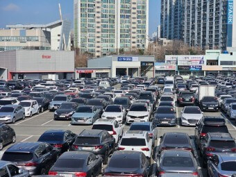 수백대의-다양한-차량이-주차-되어있는-부산-중고차-매매시장