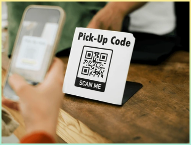 매장에서 온라인 결제를 수행하는 동안 스마트 폰을 통해 QR 코드를 스캔하는 손녀