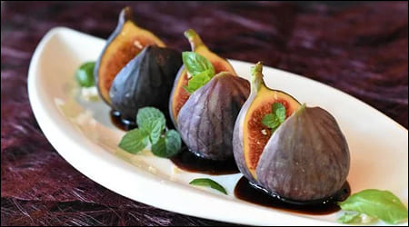 발사믹 식초를 뿌린 무화과 후식