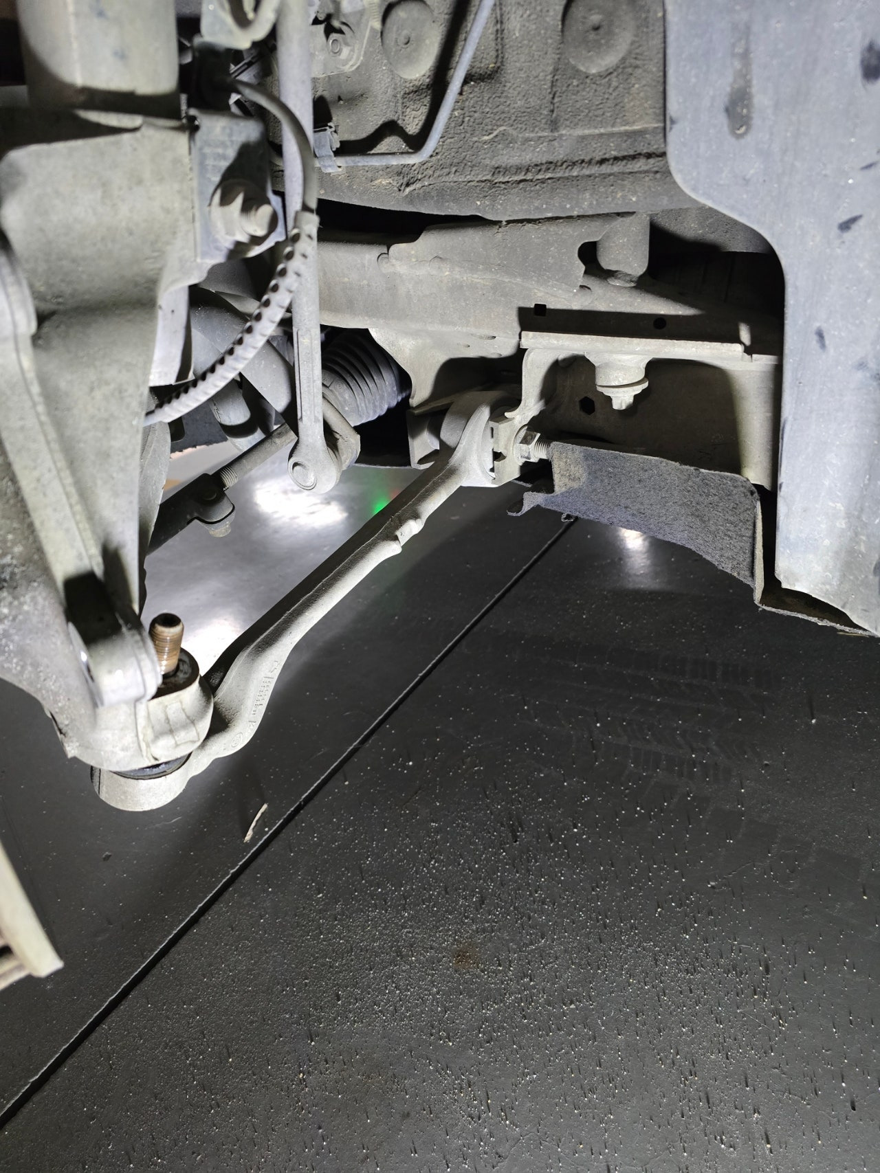 18mm 스패너 2개를 활용한 멤버 쪽 컨트롤암 고정 볼트/너트 수동 해체 작업