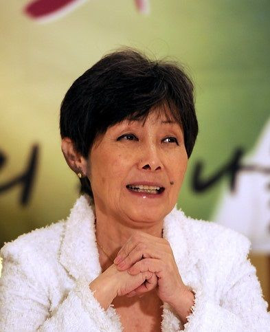 윤복희 나이 80세 충격 고백, 75년 무대 뒤 가려진 4번의 임신중절과 세계적 기록 분석