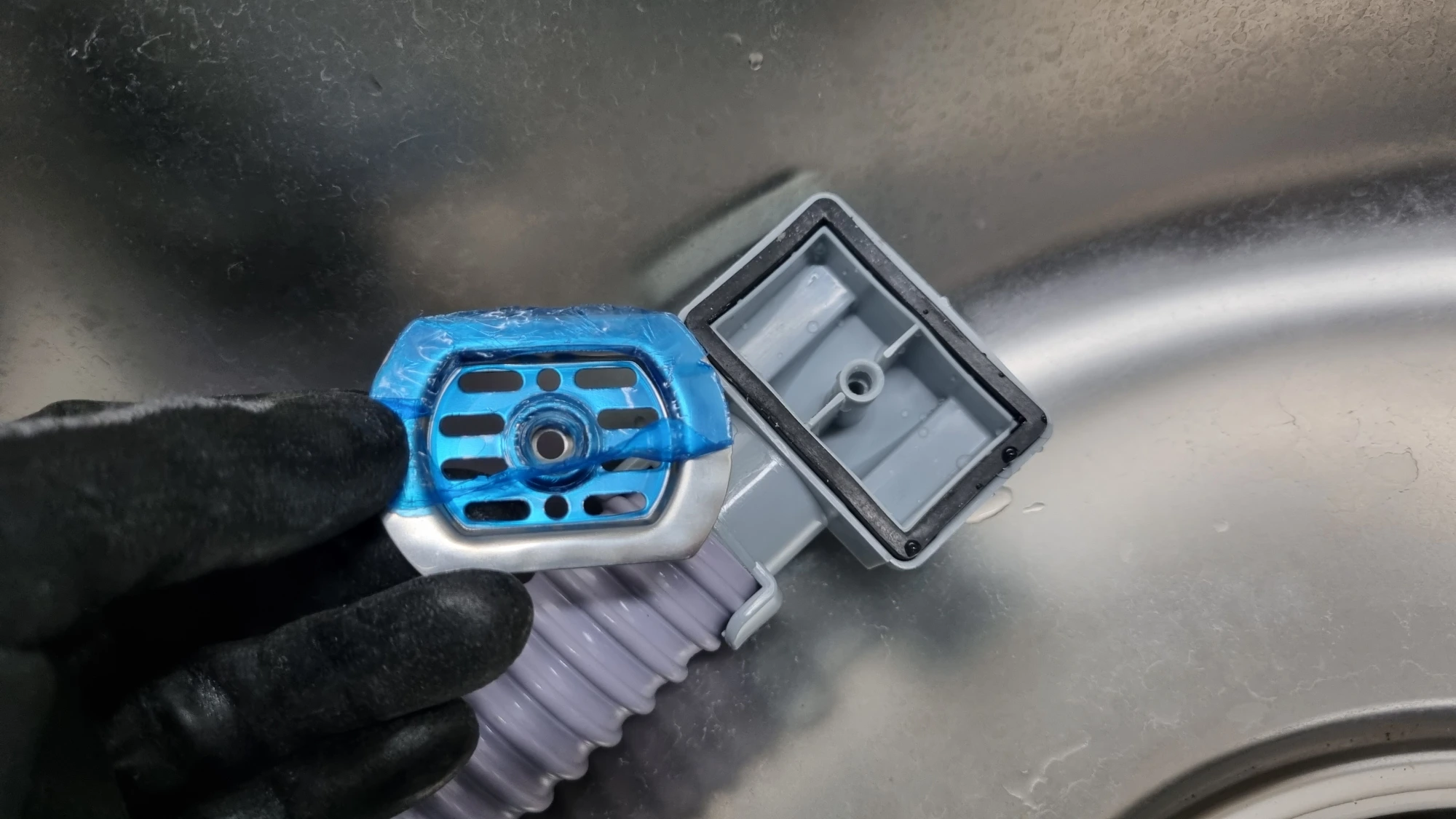 오버플로우 호스 연결하는 곳