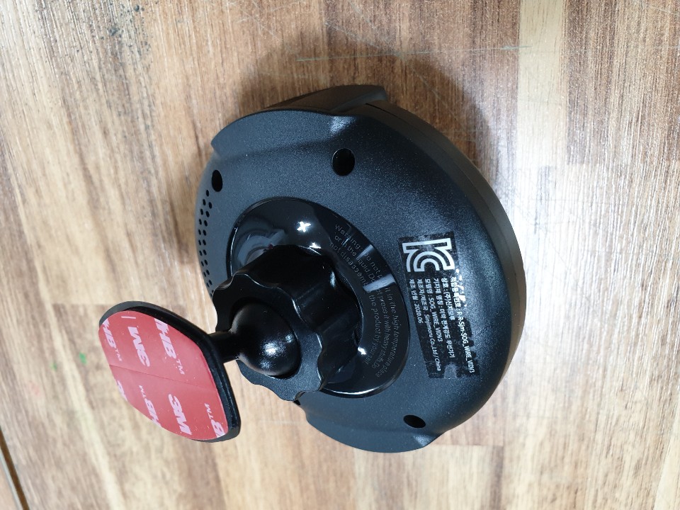 검은색 무선충전 거치대 뒷면, KC 인증 마크와 3M 부착 패드가 보이는 모습