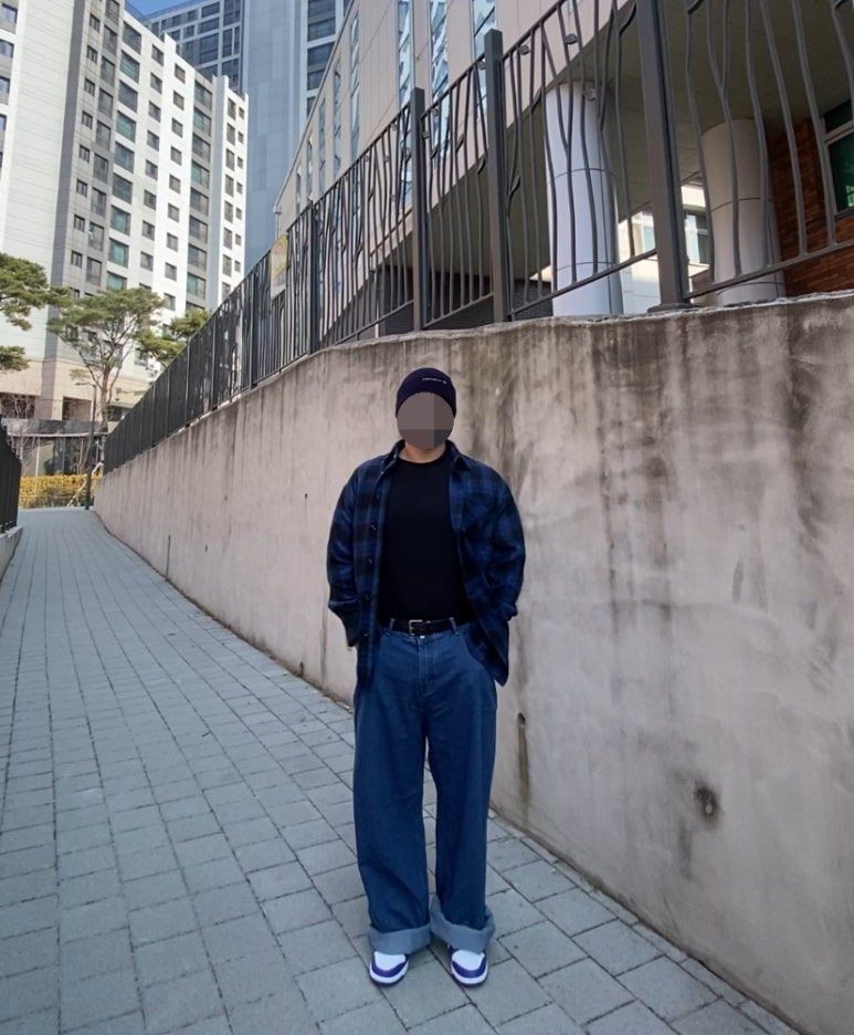 데일리룩('26.3.21.)칼하트 베이직 비니, 어반드레스 블루랙 체크셔츠, 무신사스탠다드 티셔츠, 그리너리크리드 와이드 데님 팬츠, 유니클로 벨트, 나이키 덩크로우 레트로 콩코드