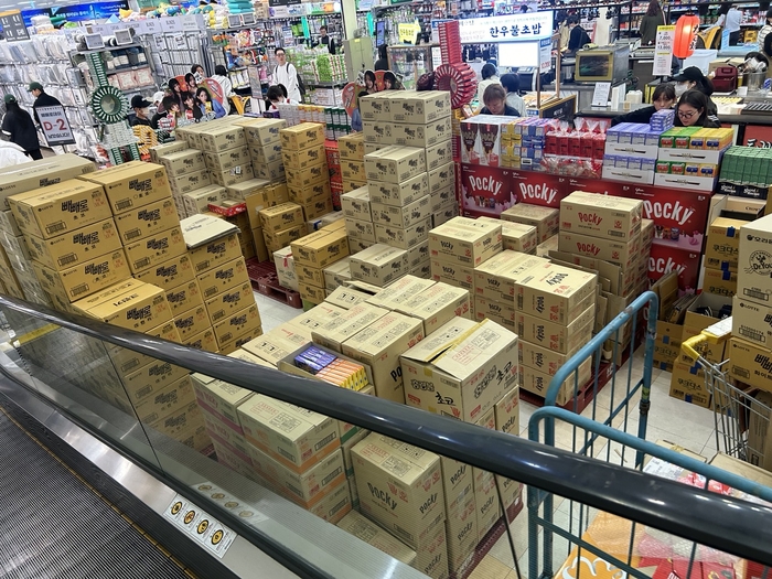 지난 9일 서울 성동구 이마트 왕십리점에 쌓인 빼빼로 물량.