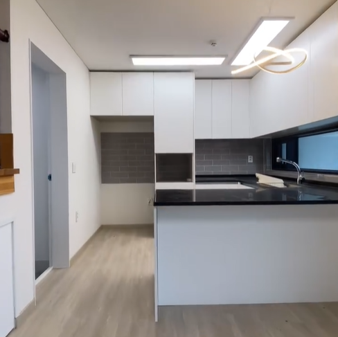 주방이 아담해서 어머니들이 활동범위가 적어 요리하시기 편한 구조를 갖고 있다.