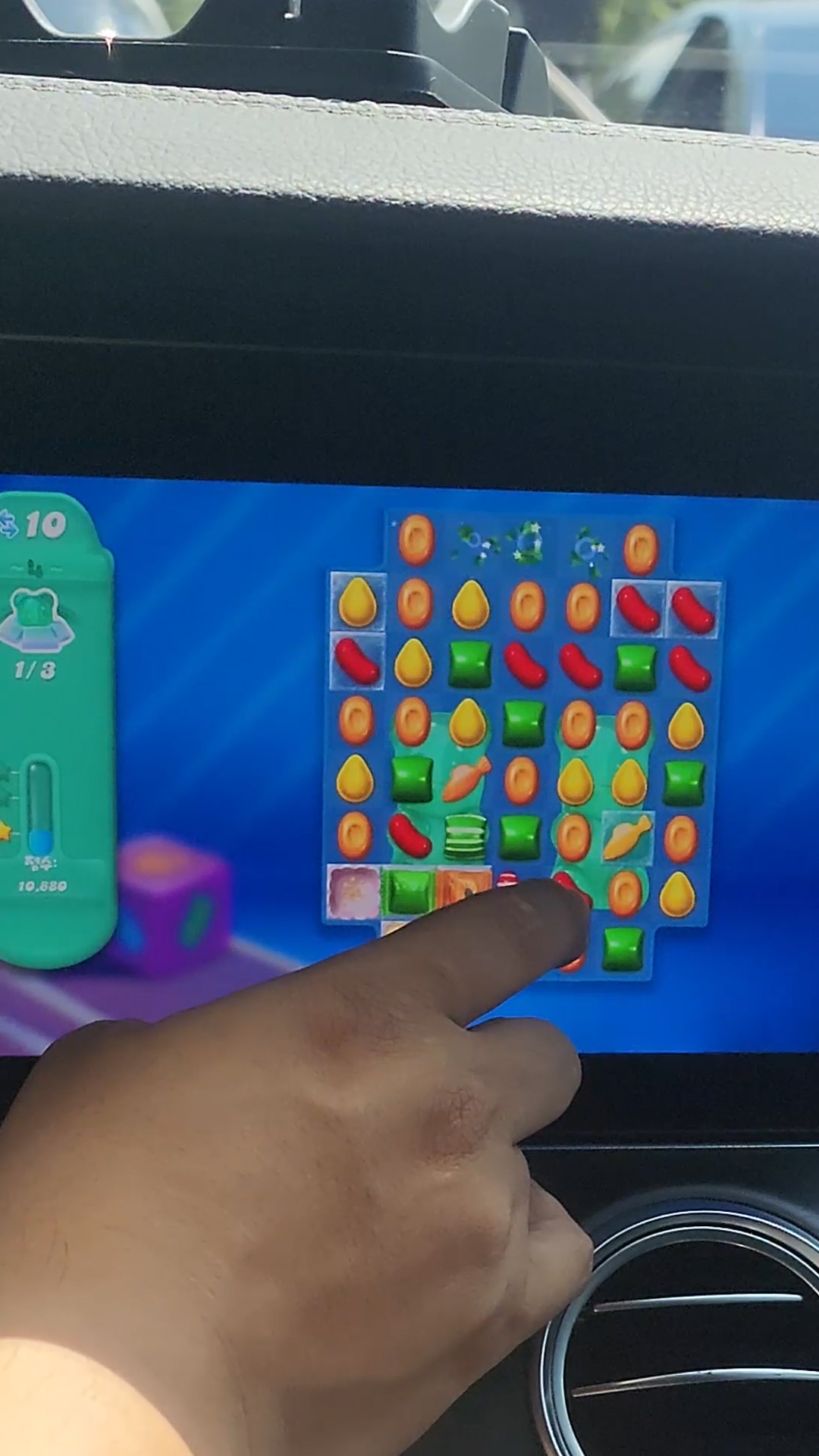 캔디크러쉬 소다 플레이 장면, 손가락으로 블록을 움직여 같은 색을 맞추는 모습