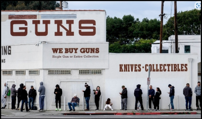 알트태그-총기 판매점에 줄 서 있는 사람들