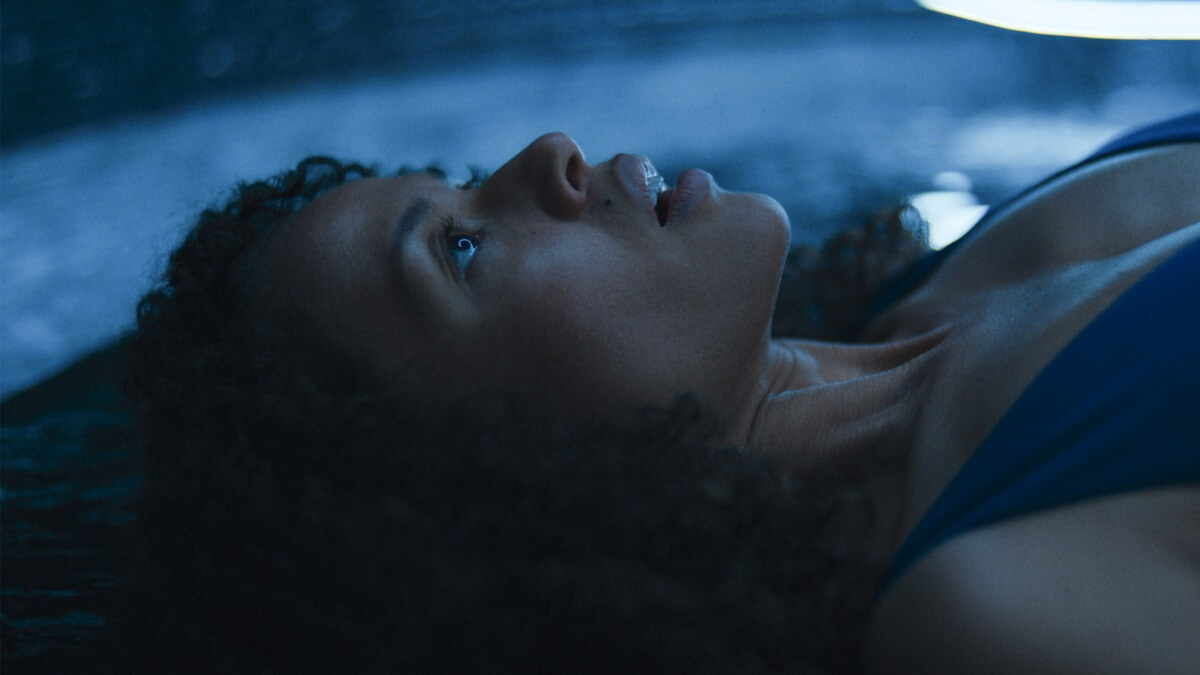 우먼 인 더 워터