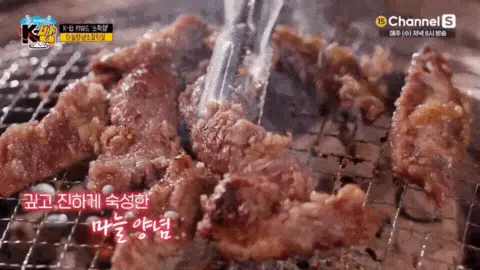 마늘양념소갈빗살이-석쇠-위에서-맛있게-구워지고-있는-모습