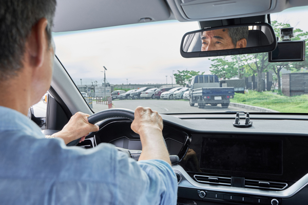 백미러를 보고있는 할아버지