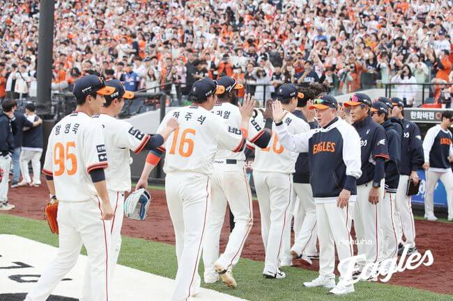 노시환 100홈런·폰세 괴력투…7연승 질주, 한화 이글스의 비상