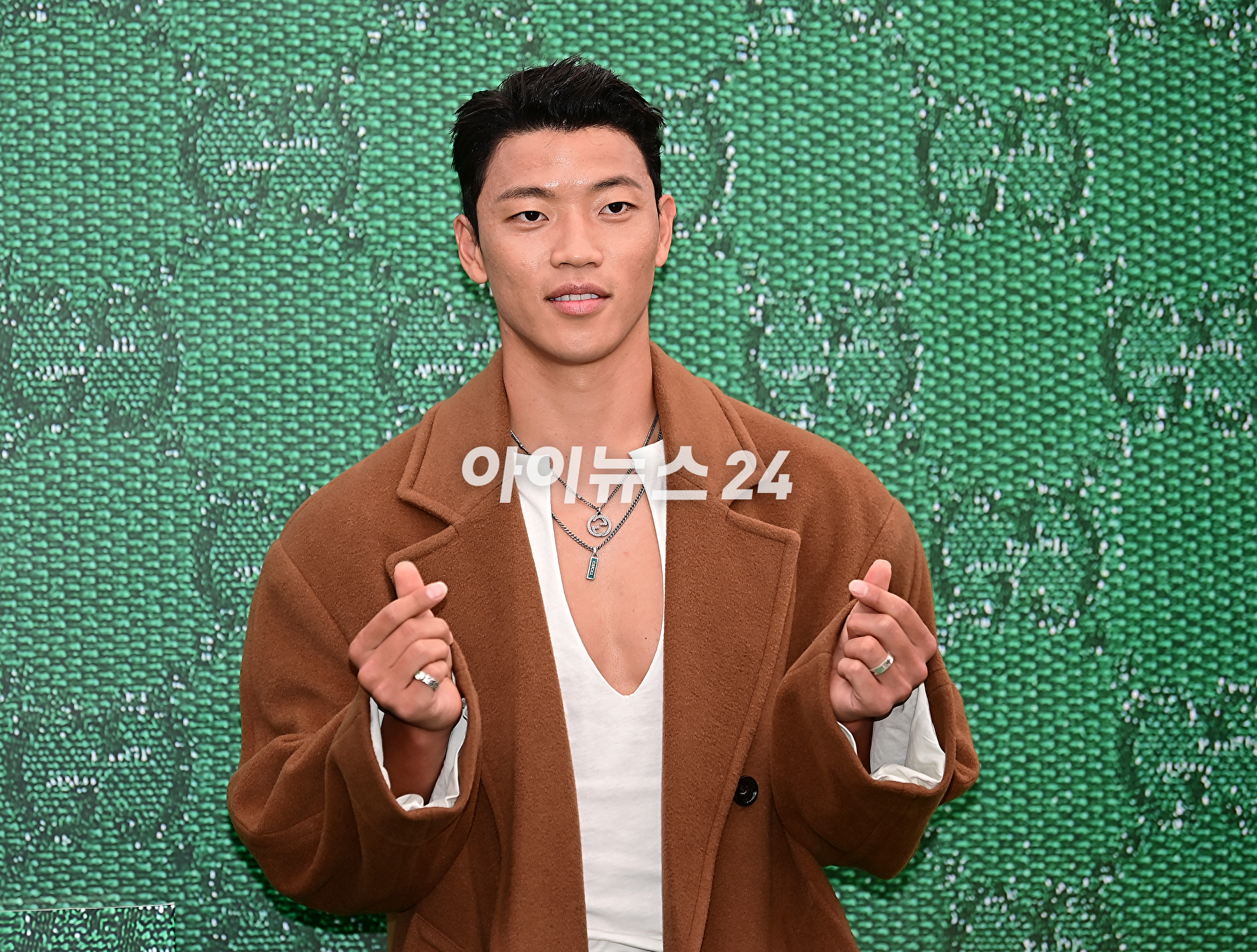 축구선수 황희찬이 6일 오후 서울 용산구 구찌가옥에서 열린 구찌(GUCCI) 신제품 출시 기념 행사에서 포토타임을 갖고 있다. [사진=곽영래 기자]