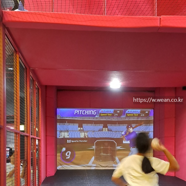 어린이가 공을 던지고 있습니다.