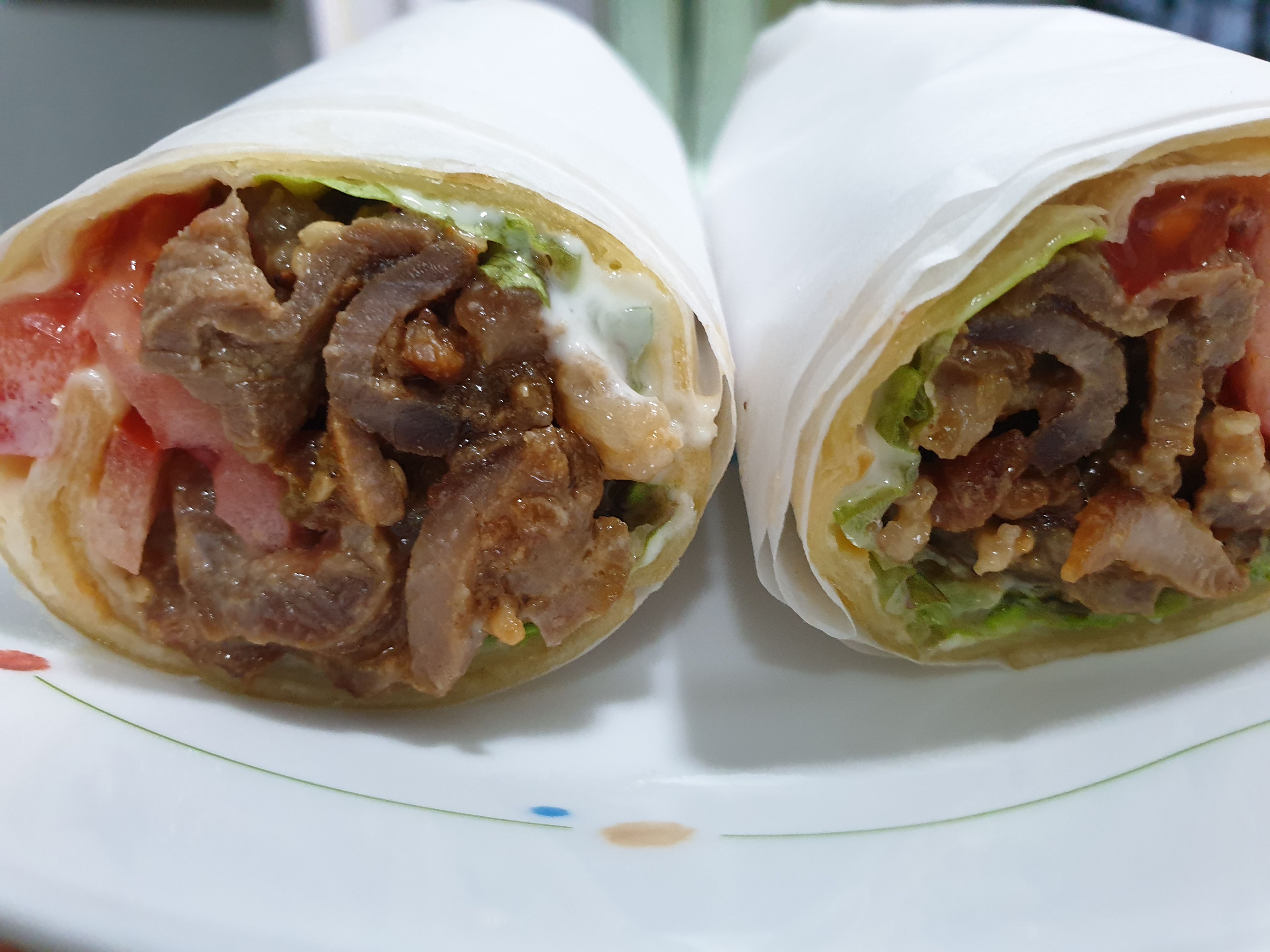 볶은 돼지고기&#44; 토마토를 또띠아로 말음