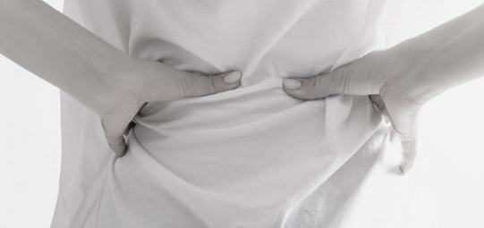 뒷쪽허리를-양손으로-짚고있는-사람