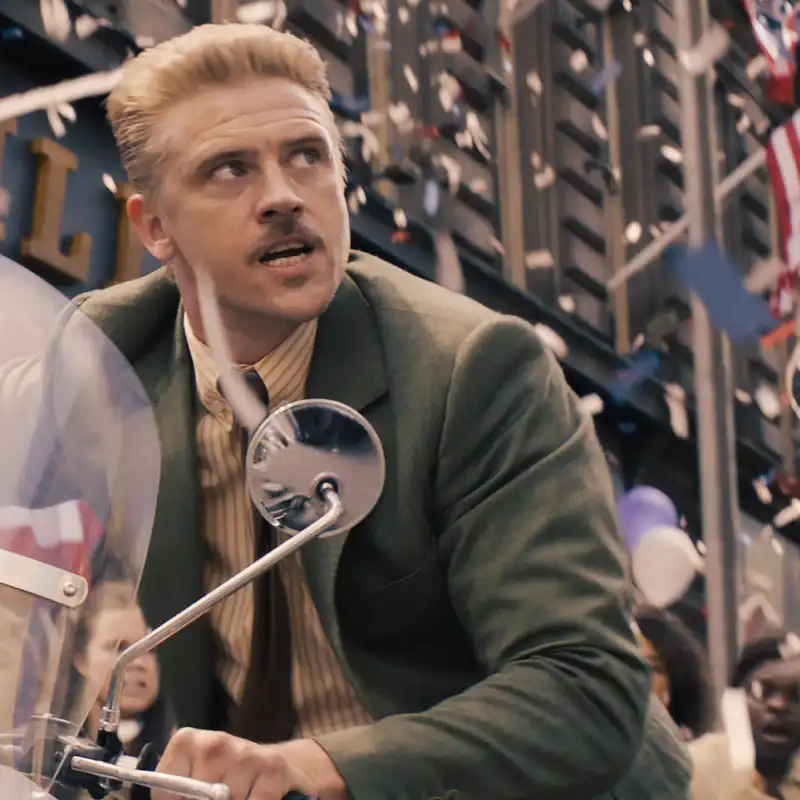 뉴욕 빌딩을 배경으로 오토바이를 타고 누군가를 쫓고 있는 클라버