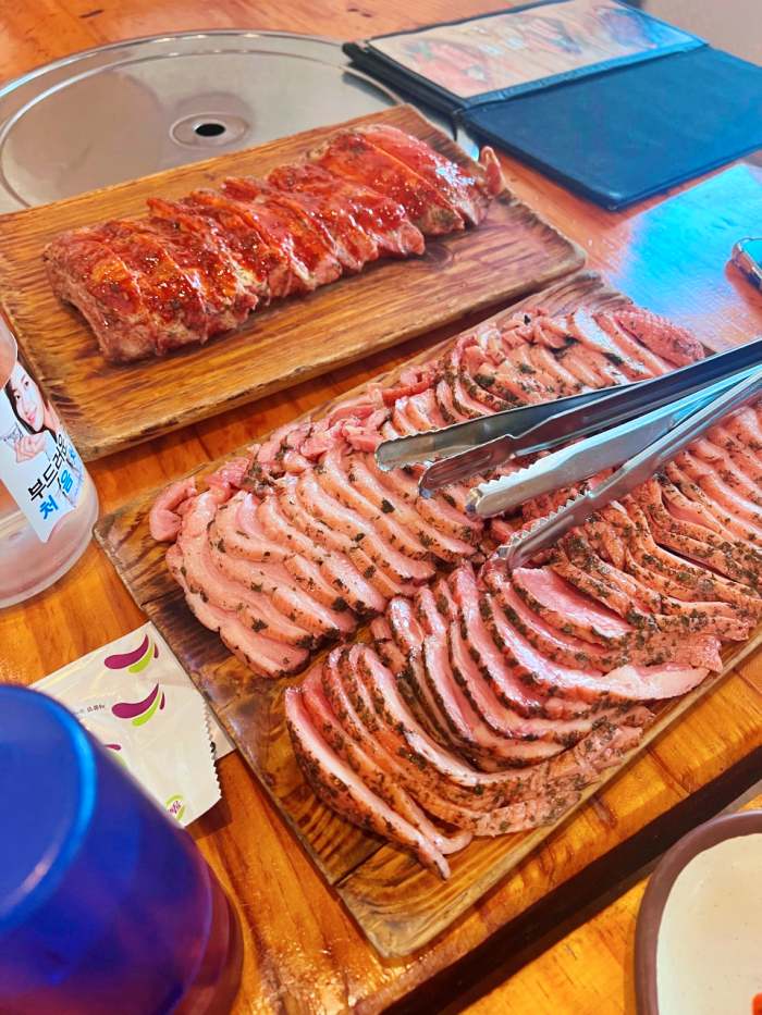 식객 허영만 백반기행 안재모 편 참나무 훈제 통오리 장작 구이 바베큐 오리고기 통삼겹살 목살 BBQ 고양 서오릉 맛집 소개