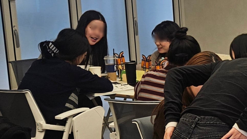 빈칸 시트에 직접 내용을 채워 넣는 실습 장면