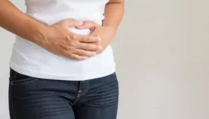 아랫배 아파하는 사람