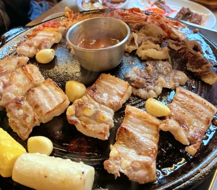줄서는식당 대식가 방 성훈 추천 묵은지 무쇠 솥뚜껑 김치찜 한돈 생삼겹살 한우 차돌박이 해남 된장찌개 맛있는 식당 신당역 황학동 맛집 소개
