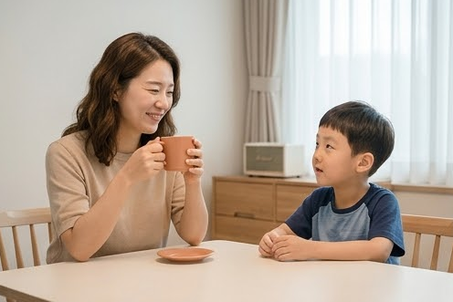 식탁에서 웃으며 이야기하는 엄마와 귀 기울이는 아들