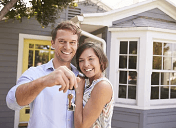 주택-열쇠를-지닌-부부