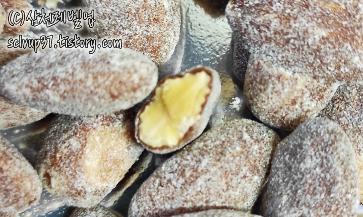 HBAF 바프 허니버터 아몬드 단면과 시즈닝된 모습