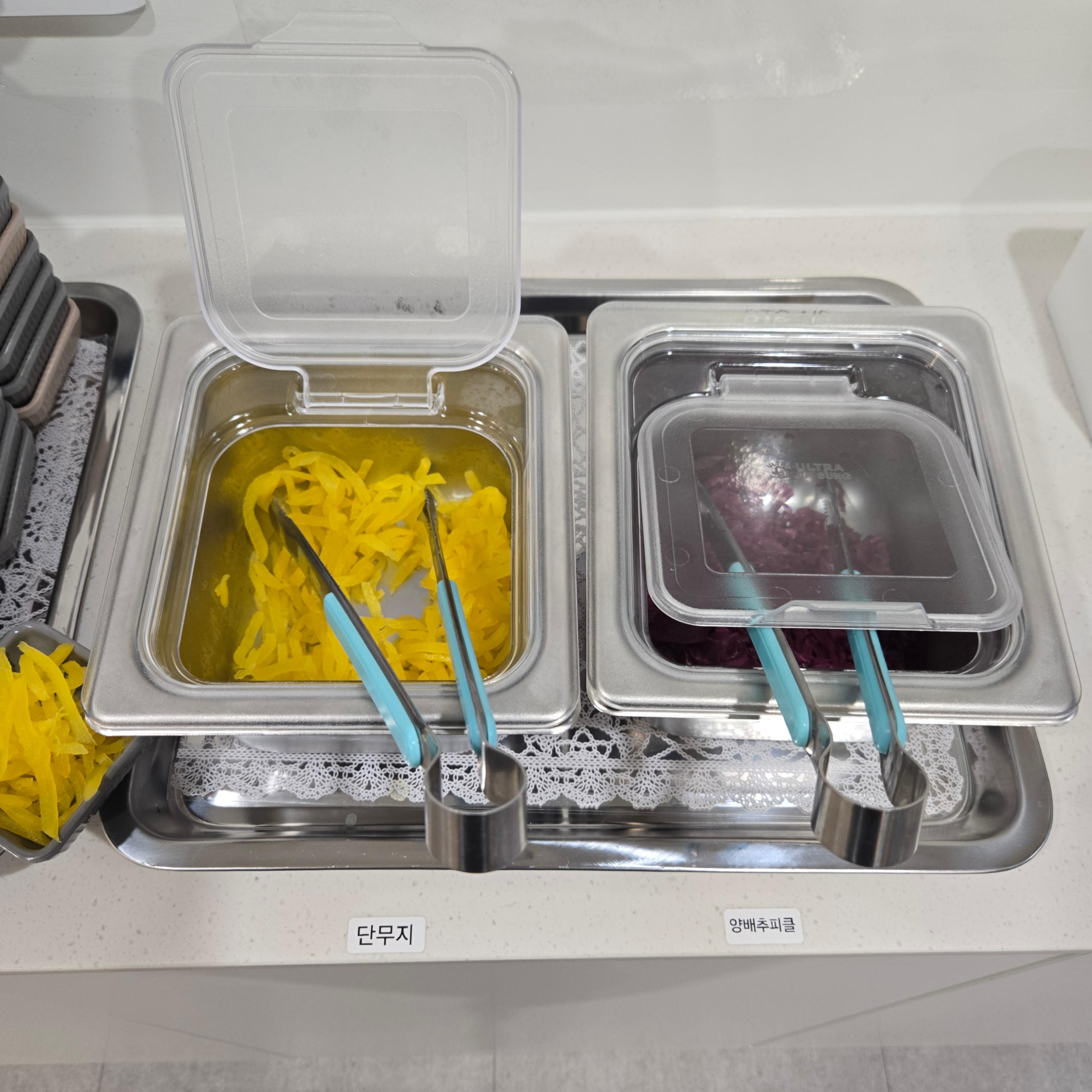 헬키푸키 목동파라곤점 단무지와 양배추피클