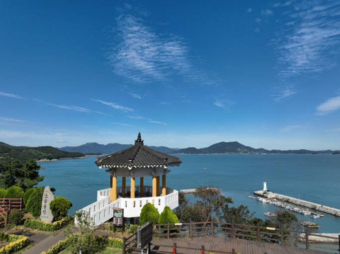 고흥 애도 전망대에서 바라본 파란 하늘과 남해 바다 전경