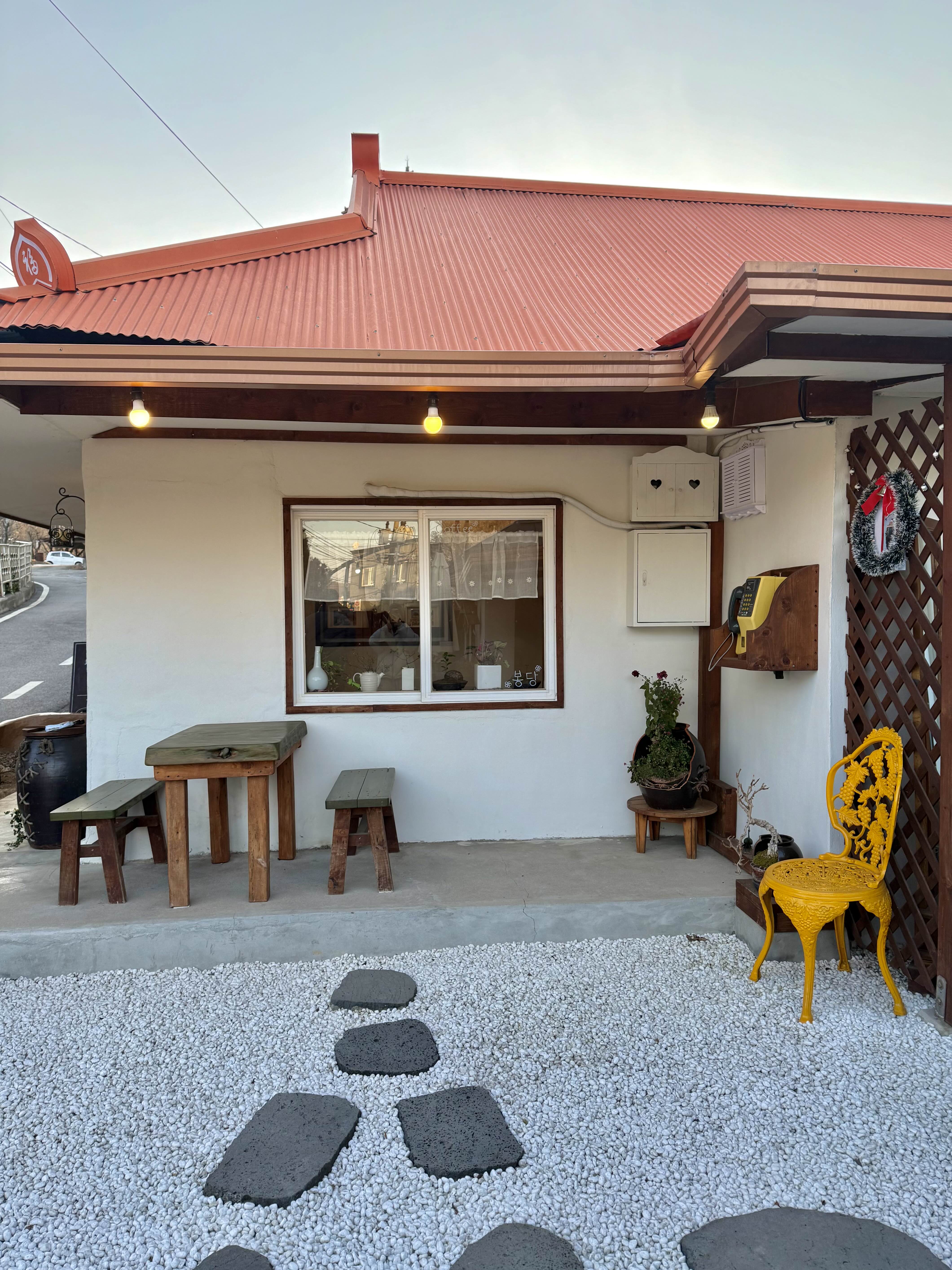 강화도 카페 봉당 야외 자리 모습