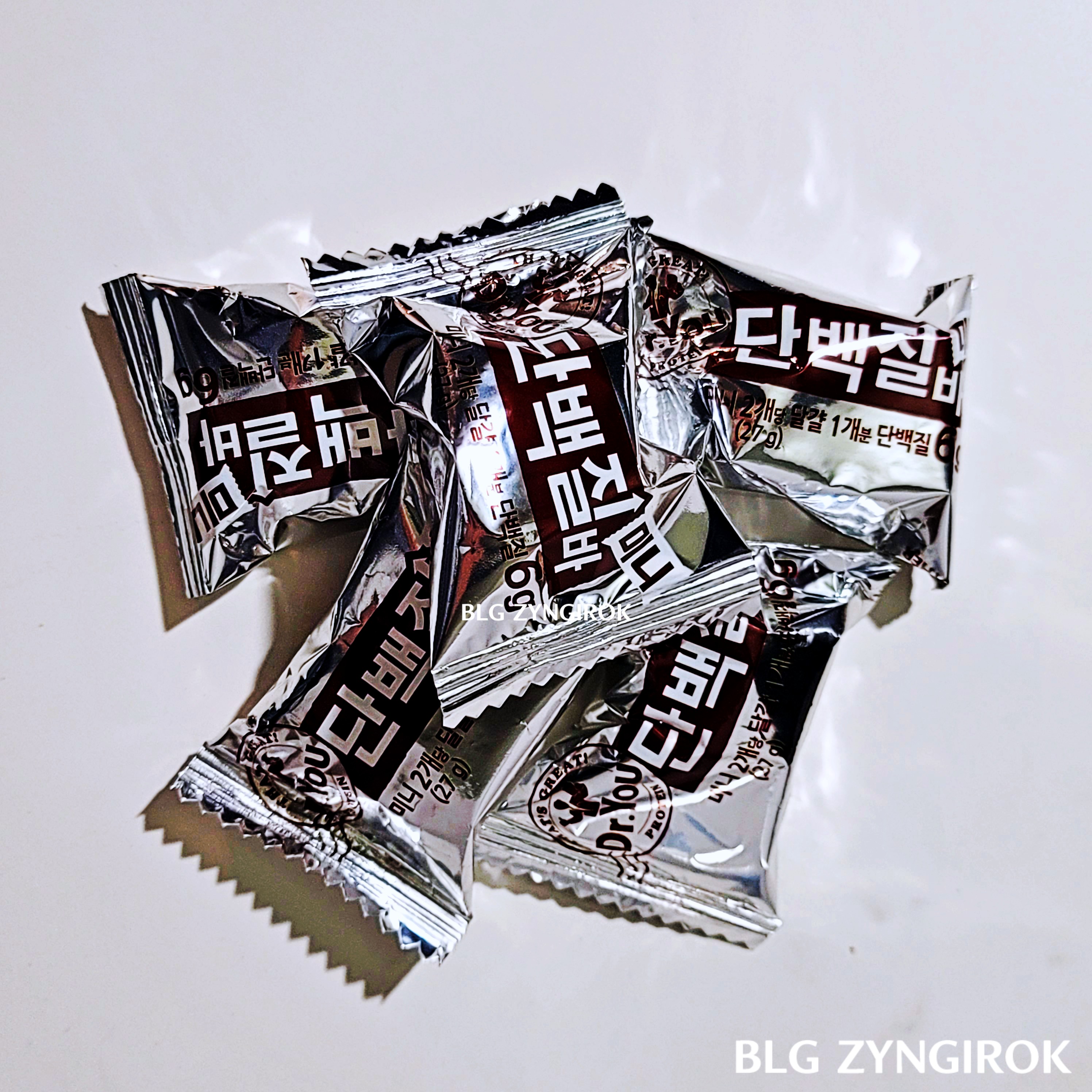 개별포장 된 닥터유 미니 단백질바들이 테이블 위에 놓여있다.
