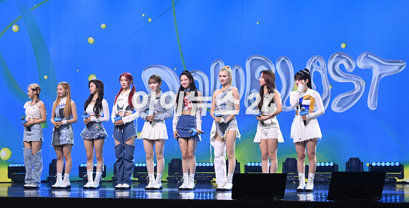 그룹 케플러 김다연과 김채현이 20일 오후 서울 광진구 광장동 예스24라이브홀에서 열린 두 번째 미니앨범 &#39;DOUBLAST&#39; 발매 기념 쇼케이스에 참석해 공연을 하고 있다. [사진=김성진 기자]