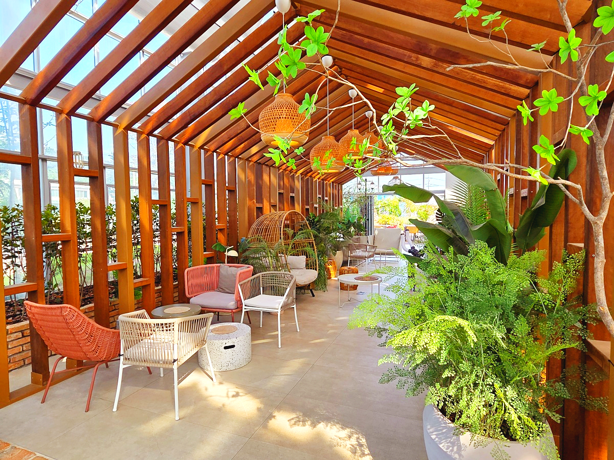 강화도 대형카페 두운리: 목수국, 온실 정원까지 맛과 분위기 모두 잡은 강화도 갈만한곳