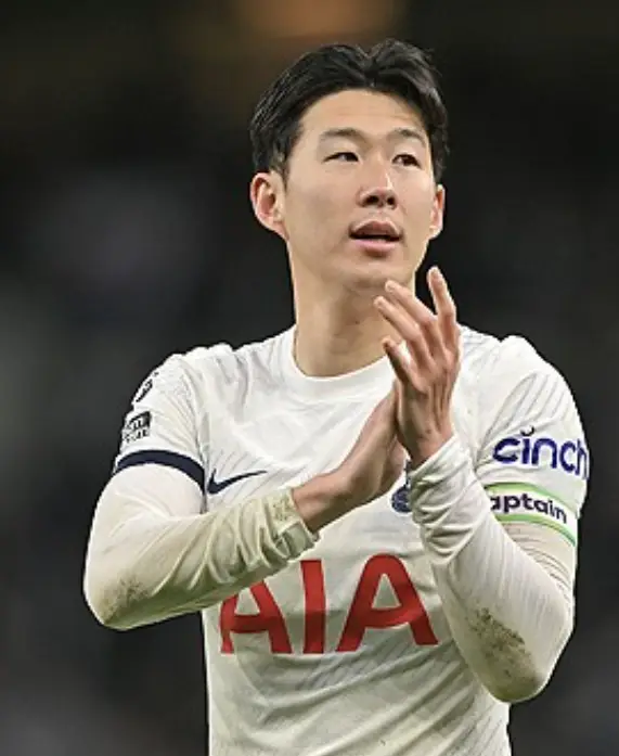 손흥민 연봉- 흰 토트넘 유니폼을 입고 박수를 치는 손흥민