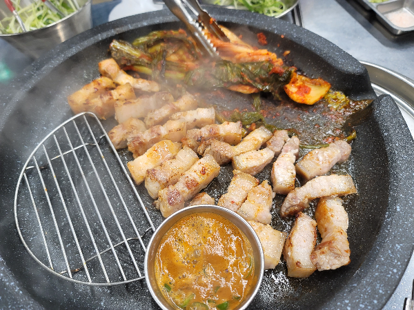 김치 삼겹살 굽는 중