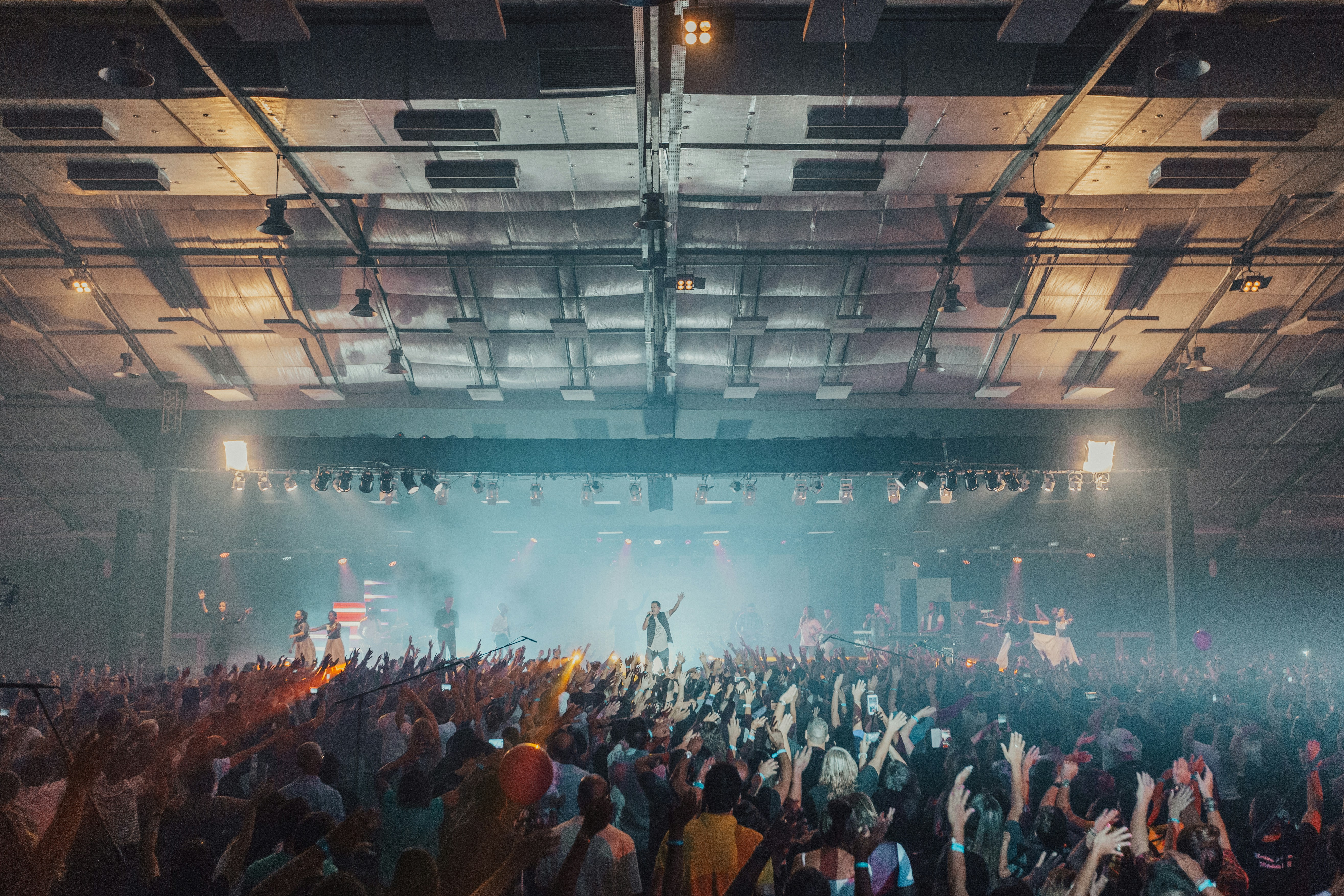 라이브 무대에서 열창하는 트로트 가수와 관객이 함께 호응하는 장면 관련 사진