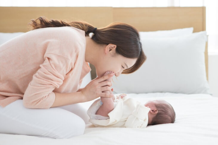 아기를-돌보는-부모