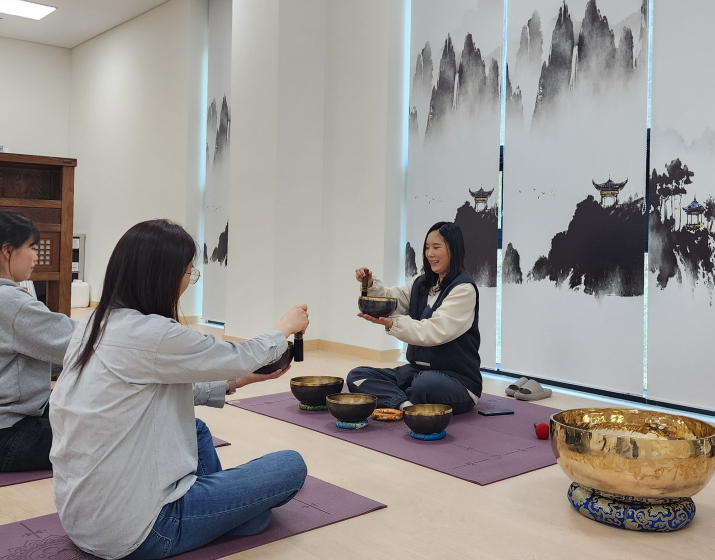 싱잉볼 명상을 통해 소리와 진동을 느끼며 심신을 이완하고 회복하는 치유프로그램