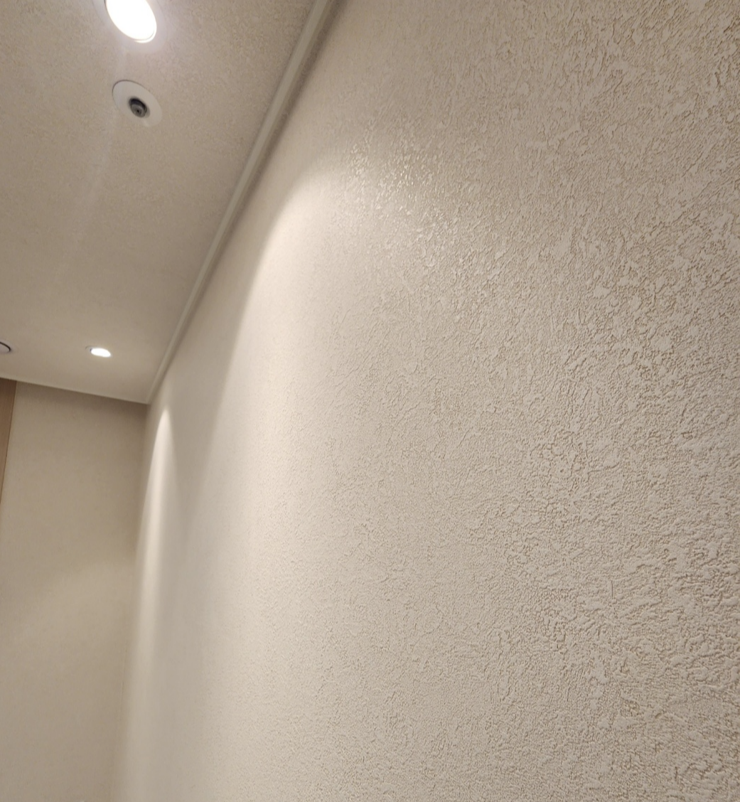 인테리어 후 복_공용부 디아망 회벽 벽지 근접사진