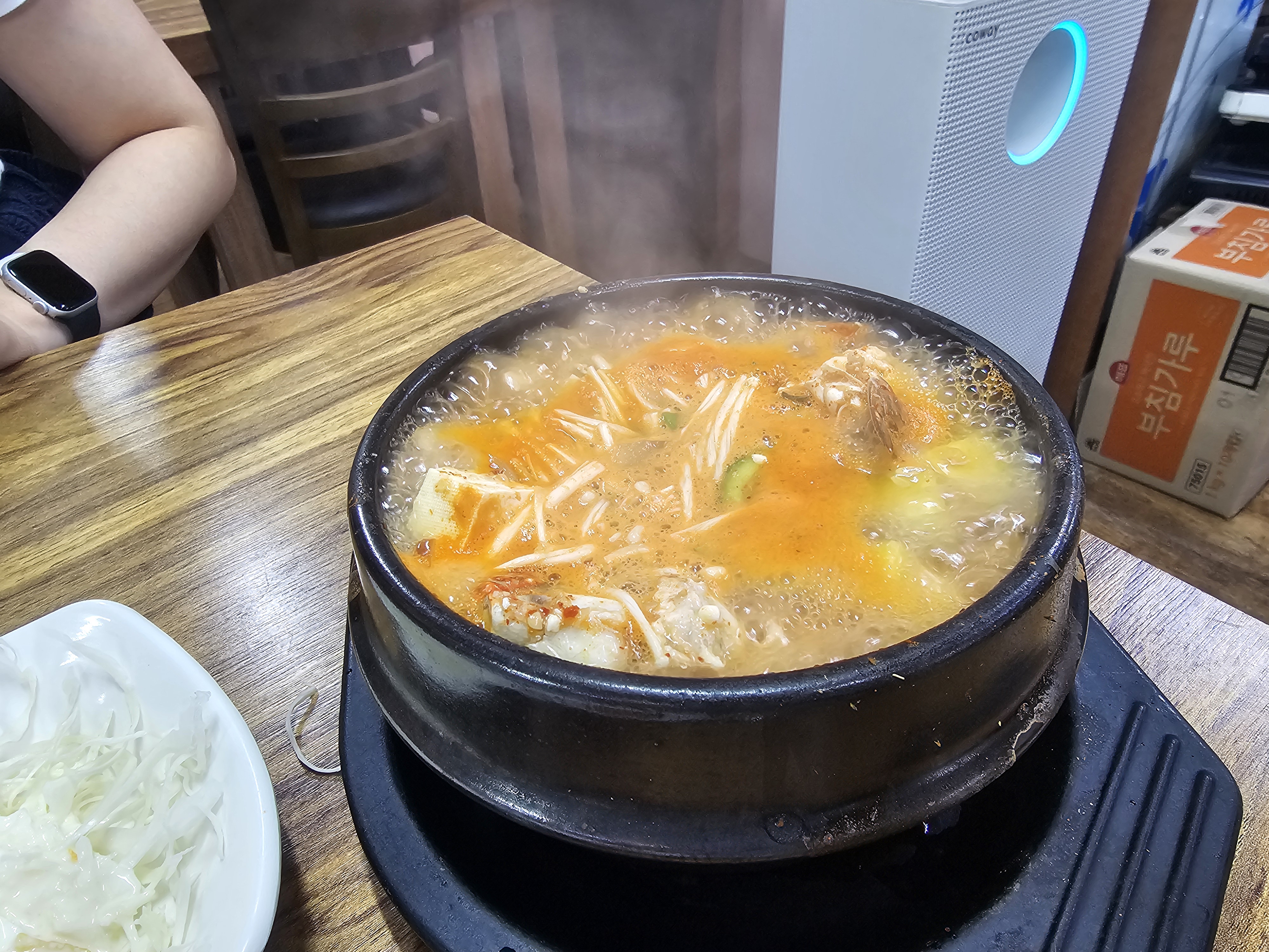 부산 대신동 부산해물찜 본점 해물된장찌개, 뚝배기에 담긴 얼큰한 국물