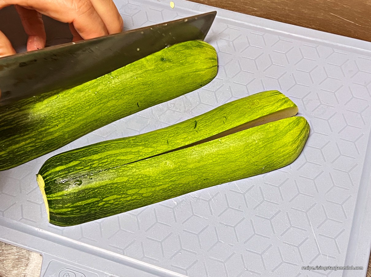 순두부 찌개에 들어갈 애호박 손질 사진