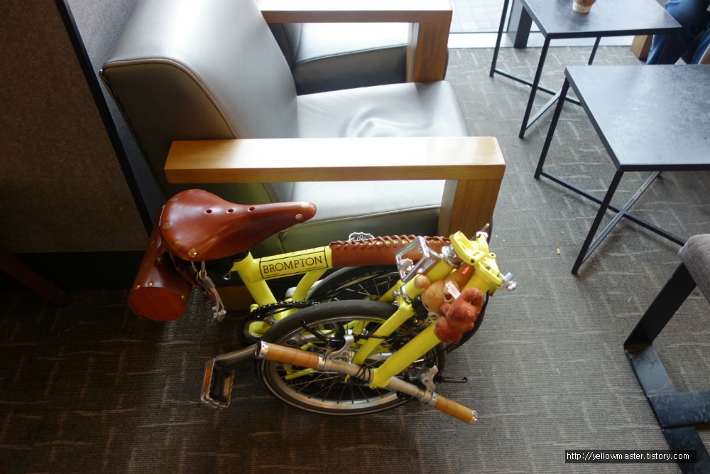 스타벅스 매장 좌석과 분위기(자전거 휴식)