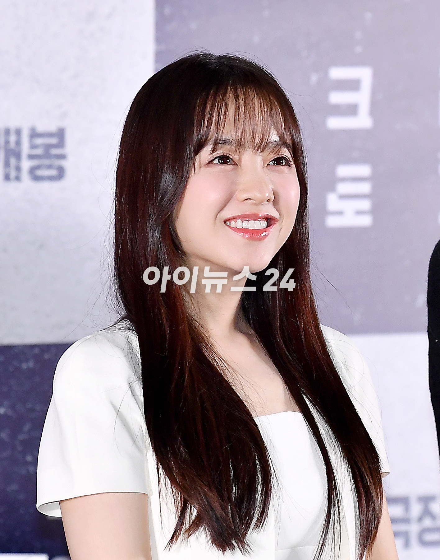 배우 박보영이 31일 오후 서울 송파구 롯데시네마 월드타워에서 열린 영화 '콘크리트 유토피아' 언론 시사회에서 포토타임을 갖고 있다. [사진=곽영래 기자]
