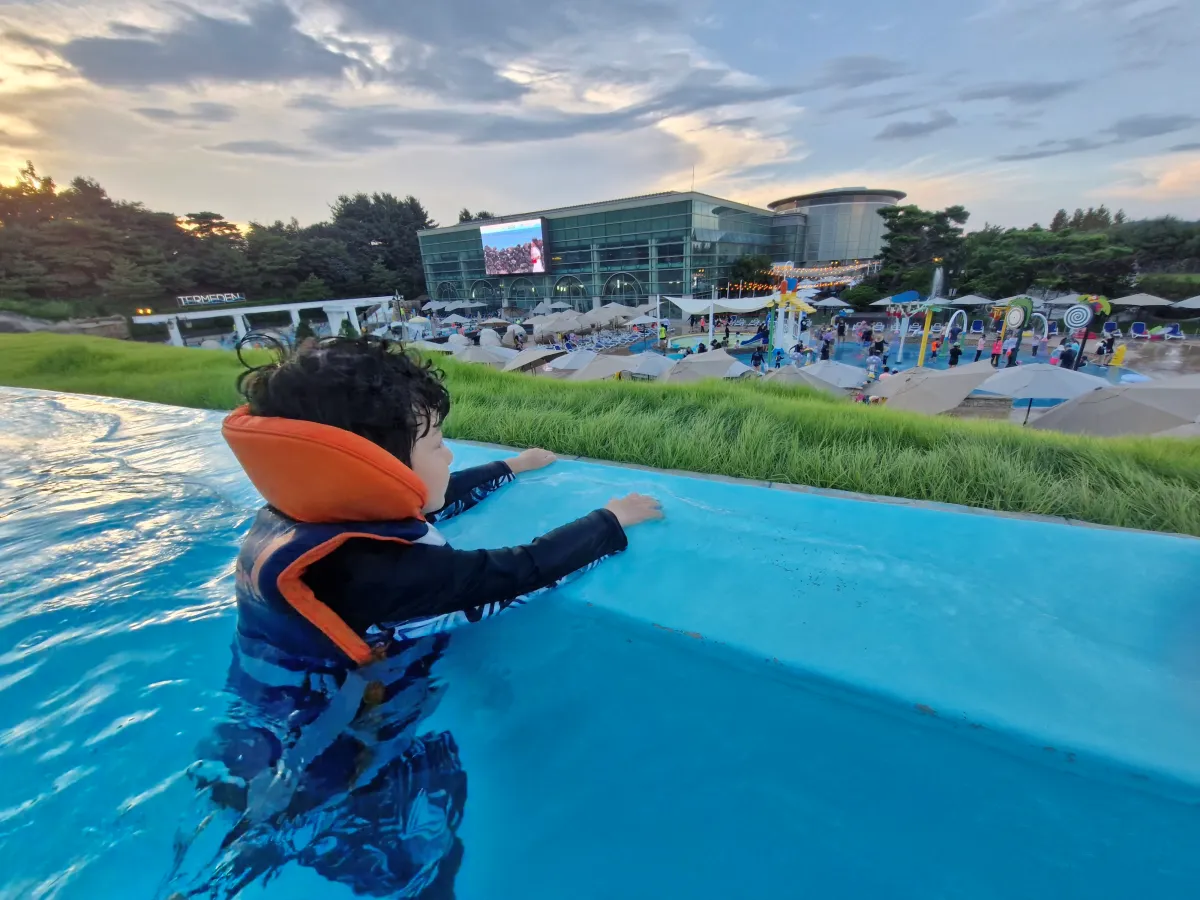 4살-아들이-인피티니풀에서-밖을-바라보고-있다